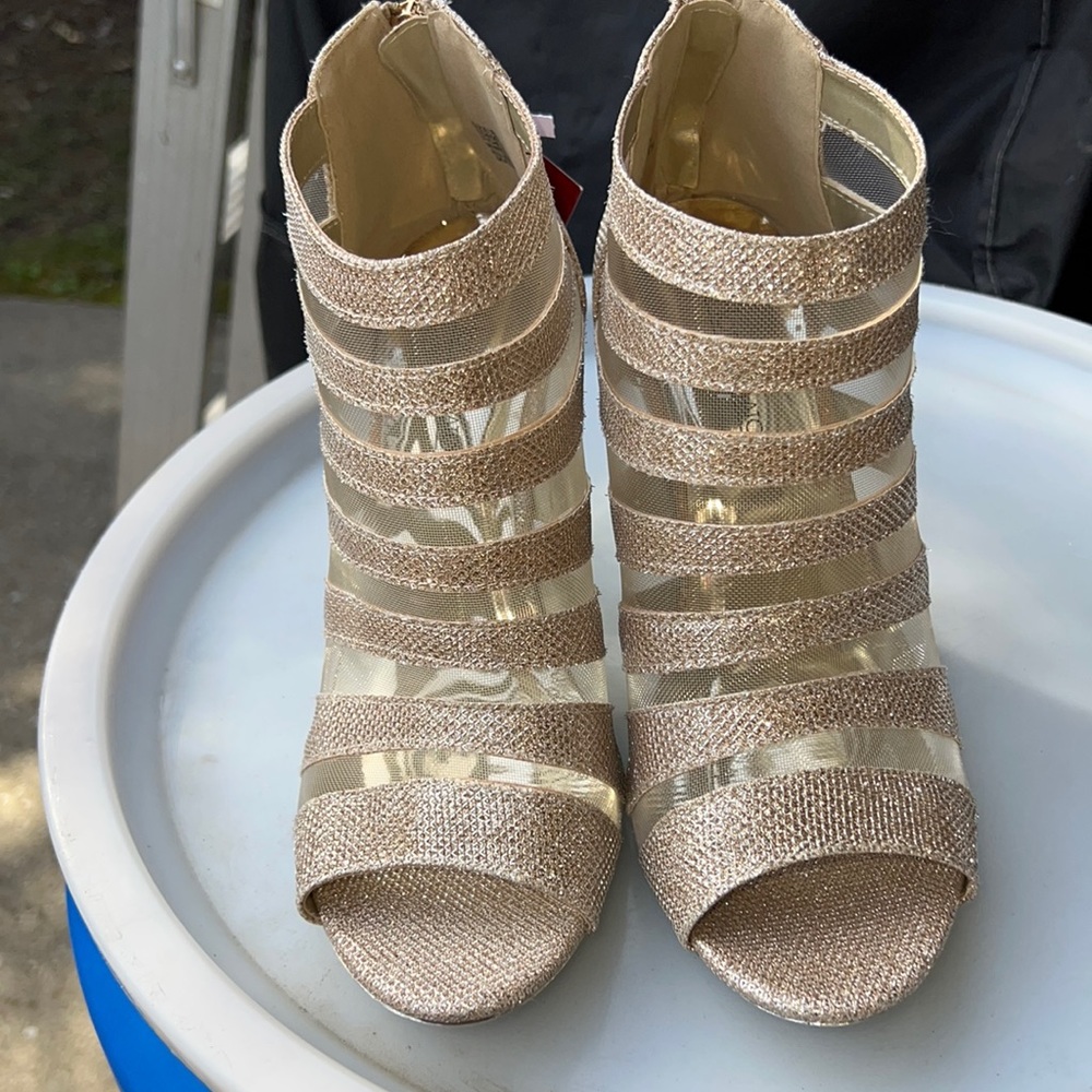 Ho Tomato gold woman heels nwt  size 8/1/2